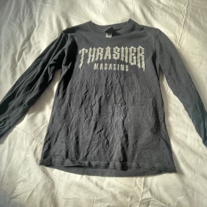 Thrasher long sleeve  - Thrasher lång sleeve som är lite mindre än s så skulle sagt är xs! Den är använd men fortfarande i bra skick. Ny pris ca 550kr