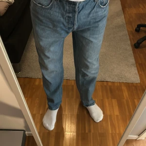 Zara jeans straight fit - Storlek 44, nyskick, nästan aldrig använt för dem är förstora i midjan för mig, ny pris ca 420
