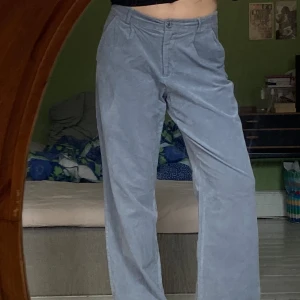 Blå manchesterbyxor från Rosemunde - Säljer ett par snygga gråa manchesterbyxor från Rosemunde Copenhagen. Knapp och dragkedja framtill.