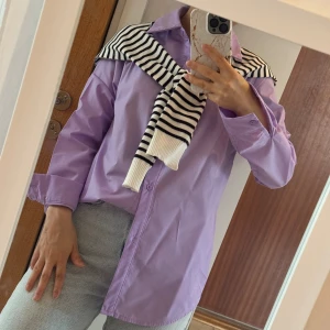 Snygg skjorta  - Jättefin skjorta i färgen violett/lila💜 Är i gott skick. 