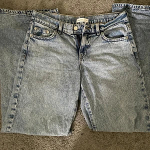 Low wide jeans - Superfina, säljer i marinblå också. Säljes då de är för långa, i nyskick och köptes på ett nypris vid 499kr