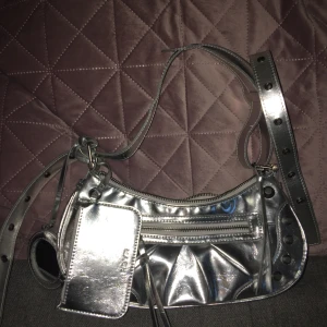 RBYR handväska - Denna butiken gick i konkurs vad jag vet så tror inte väskan går o få tag i.. nypris 600. Går att förlänga banden 