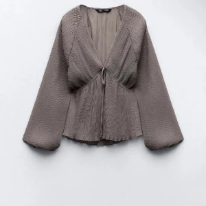 Zara blus - Trendig grå zara blus i nyskick, säljer då den inte kommit till användning🌟🎀 fraktkostnad tillkommer!