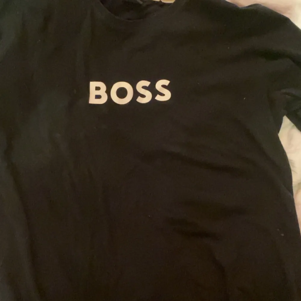 Jag säljer min boss t shirt som är i ganska bra skick har andvänt den 4 gånger om ni har några frågor eller vill se mer bilder så är det bara att skriva . T-shirts.