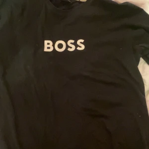 Boss t shirt  - Jag säljer min boss t shirt som är i ganska bra skick har andvänt den 4 gånger om ni har några frågor eller vill se mer bilder så är det bara att skriva 