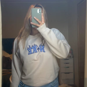 Sweatshirt  - Beige broderad sweatshirt. Notera att detta inte är tokig Nike utan köpt från en tjej som broderar kläder. Nypris 499