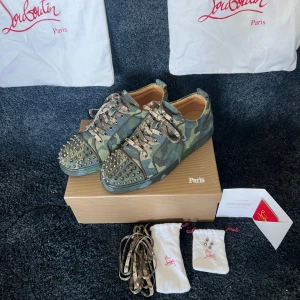 Camo loubs - Säljer dessa sjukt snygga camo loubs. Garanterad blickfångare på stan. Allt og. 2 dust, kort, papper, extra spikar, extra snören. Priset går att diskutera. 