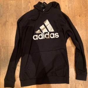 Adidas hoodie  - Den är nästan i ny skick använd ett få antal gånger 