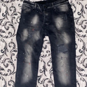 Dsquared2 jeans 2 st strl 44.Stone island Tröja Strl S - Säljer mina dsquared2 jeans som är oanvänd o rena samma är med min stone island tröja. Alla är oanvänd ren och inget fel    Dsq2 Strl 44 500kr st. Stone island tröja 500kr Strl S