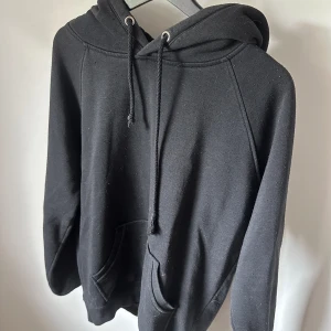 Svart hoodie - Svart hoodie i storlek S. Väl använd, tyget är i bra skick det är dock en liten blekt fläck på ena armen. Normal i storlek.