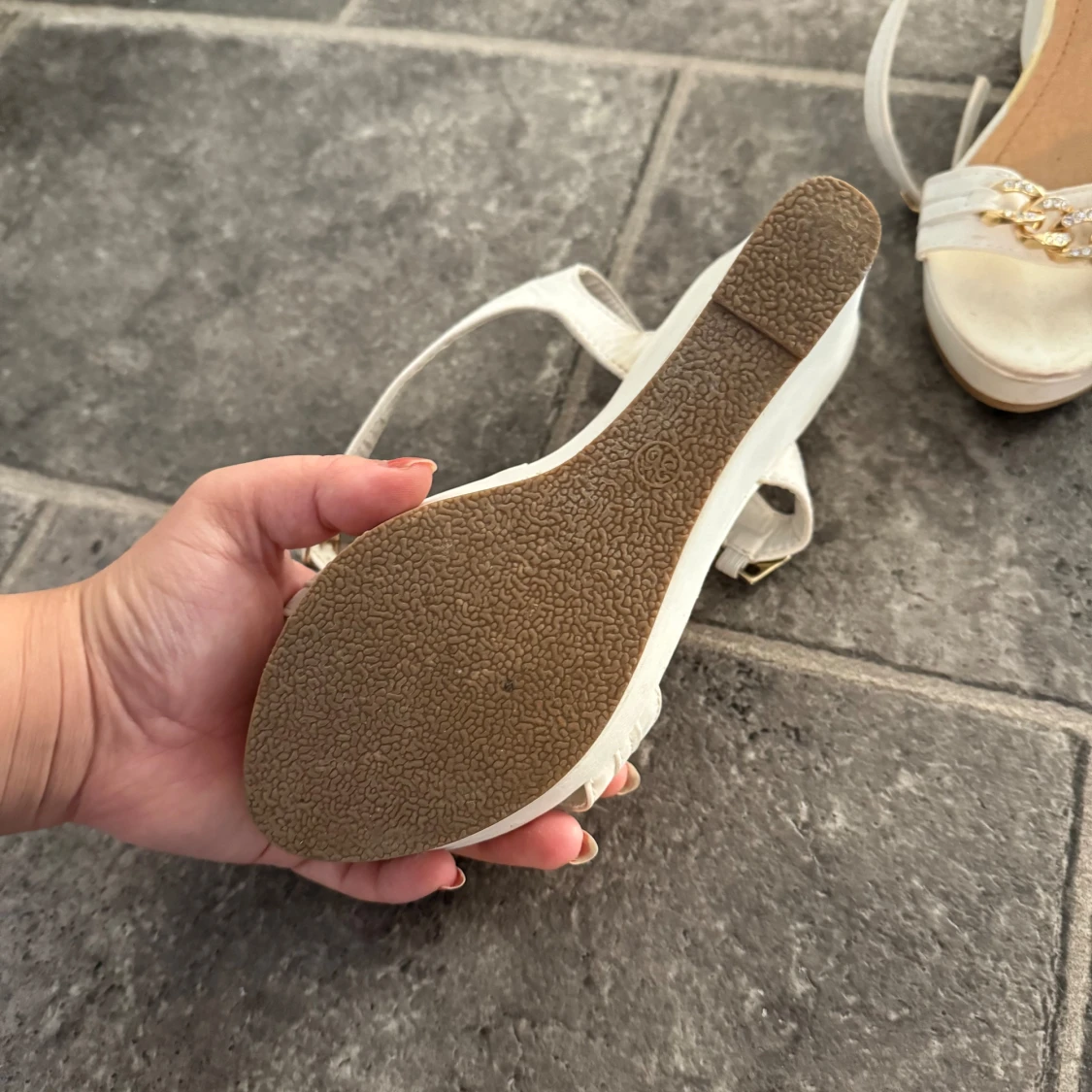 Vita sandaler med guldkedja - 93