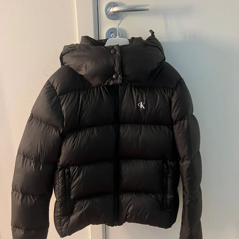 Intresse koll på mina svarta Calvin Klein jacka. Använd hela förra vintern men är i mycket fint skick! Köpt för 2699 så säljer för mer än halv priset. Lägger upp för att de om nån är intresserad. Kan absolut diskuteras pris både -&+. . Takit.