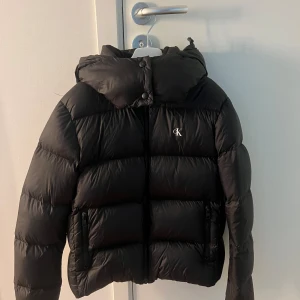 Calvin Klein jacka  -  Intresse koll på  mina svarta Calvin Klein jacka. Använd hela förra vintern men är i mycket fint skick! Köpt för 2699 så säljer  för mer än halv priset. Lägger upp för att de om nån är intresserad. Kan absolut diskuteras pris både -&+. 