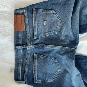 Tommy Hilfiger midrise Bootcut jeans  - Tommy Jeans maddie bootcut midrise, köpta i Juli, endast provade, fick 2 av samma storlek, köpta för 700kr. Stor i storleken, passar mig som i vanliga fall har midja 25/26 eller S, 36 (är 173cm)💗