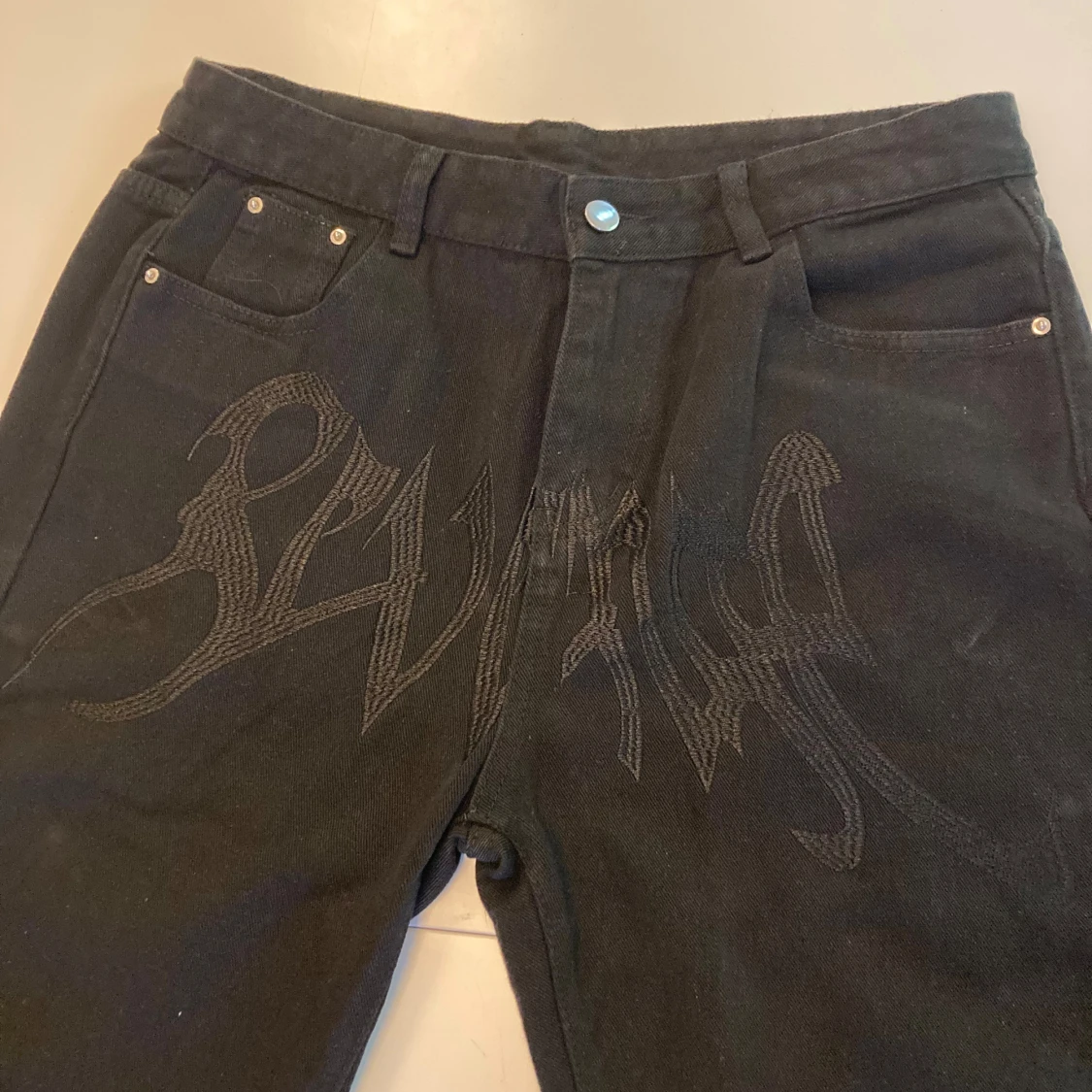 Svarta jeans med mönster på - 90