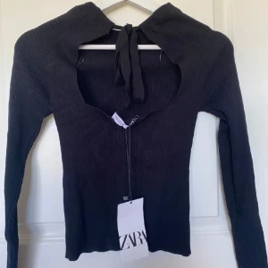 Stickad topp - Stickad topp från Zara. Prislappen är på! Säljer för att den inte passar mig❤️