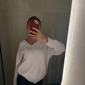 Stickad tröja zara - Så fin v-ringad stickad tröja från zara i en underbar lila färg 💜💜