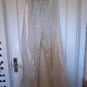 Vita byxor med grå ränder - Hej, säljer dom här fina byxorna från Hm i storlek 158 då dom var lite stora🩷