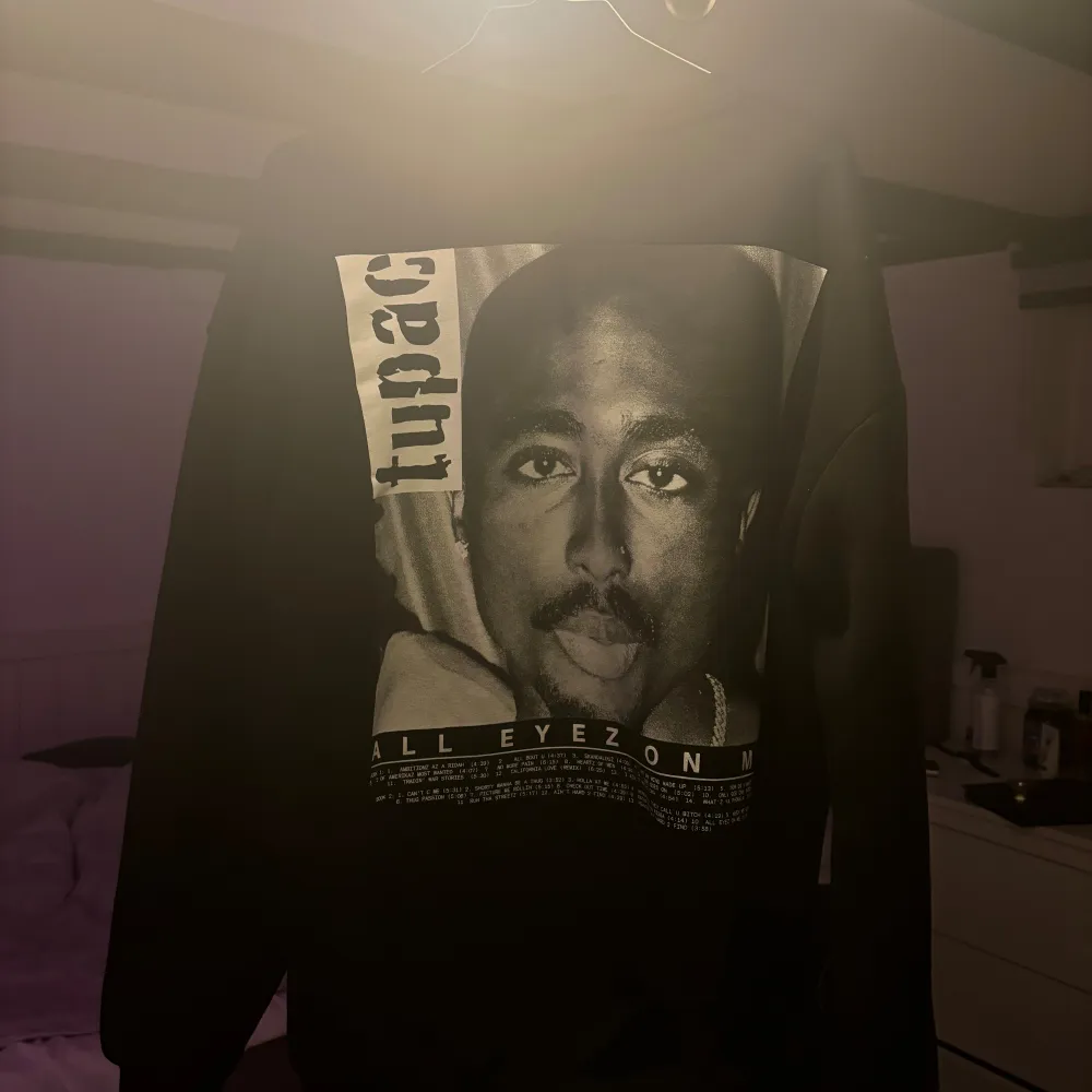 2pac sweatshirt från Bershka, väldigt fint skick, köpt i Spanien inne på Bershka Storlek M (lite oversized fit). Tröjor & Koftor.