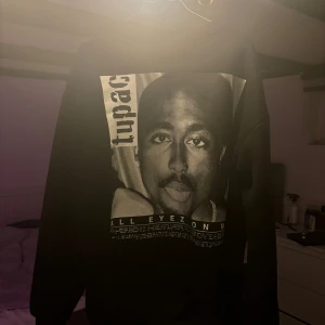 2pac Sweatshirt - 2pac sweatshirt från Bershka, väldigt fint skick, köpt i Spanien inne på Bershka Storlek M (lite oversized fit)