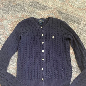 Ralph lauren kofta - Den SNYGGASTE ralph lauren kofta, så elegant och passar till varje tillfälle. Älskar men säljer då för liten på mig😢. Pris går att diskutera😉🎀