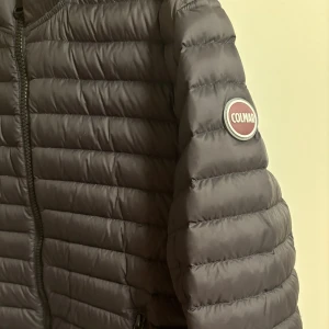 Colmar jacka - Tja, säljer denna feta colmar jackan! Den är i 9/10 skick och passar perfekt nu till hösten. Jackan är nypris ute för 3500kr. Storleken är i 50, den passar alltså M perfekt i storleken.   Passar 182-187 cm cirka