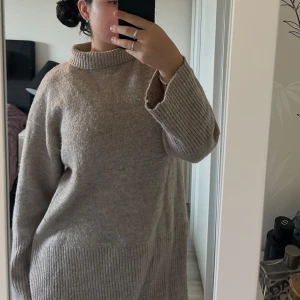 Stickad polotröja GinaTricot - Köptes i vintras, använd några få gånger.  super varm och skön.  Ganska lång på mig som är 158cm.   Obs! Den är ej nopprig utan materialet är lite luddigt, går säkert att ta bort med tejp/noppermaskin!  Postar inom 24h💕   