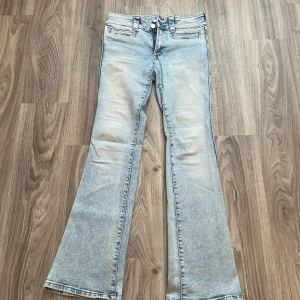 Lågmidjade jeans  - Dem höra jeansen är från H&Ms barn avdelning. De är väl använda men finns inga defekter förutom vid fötterna som knappt syns. Inga fickor finns på byxorna någonstans 💗