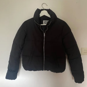 Jacka - Vinterjacka från JDY, helt ny med lappen kvar. Pris kan diskuteras vid snabb affär!🥰