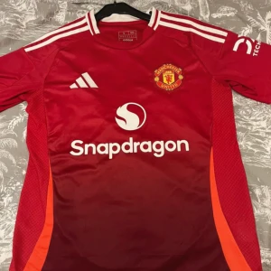 Manchester United tröja 2025 - United tröja 2024/25. Nyaste tröjan. Helt ny utan prislapp. Förbeställd för 1700kr. Säljer för endast 700kr pga behöver pengar 
