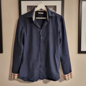 Burberry skjorta  - Sjukt fet burberryskjorta i strl. S. Modellen är 183 och väger ca 68. Passar dig som är 170-180 perfekt. Vid frågor eller fler bilder är det bara att skriva //Kba_Closet 