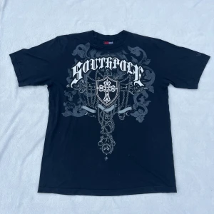 Southpole Tshirt - Skit cool Southpole tshirt i väldigt bra skick, passar L/XL.  För mer info är de bara att fråga. :)