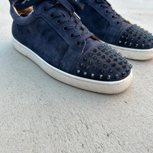 Christian Louboutin  - Säljer nu mina loubs, dom är andvända ett tag det är fortfarande i bra skick 8/10. Endast skorna som medföljer då inget original finns.Det är bara att hör av er vid frågor och funderingar.