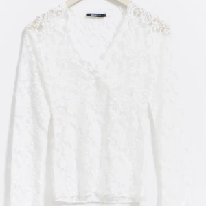 Vit fest spetstopp💕 - Säljer denna skitsnygga vita spetstopp som bara är använd en gång. Helt slutsåld. Kom privat för fler bilder och priset är diskuterbart❤️