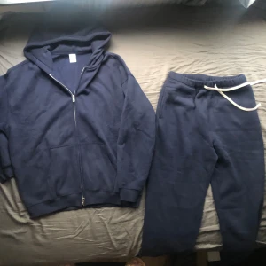 Tracksuit, ny - Tracksuit, mörkblå Storlek: XXL Skick: nyskick, oanvänd  Pris: 400kr