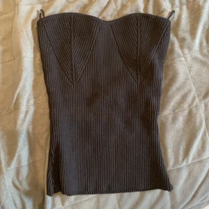 Tubtopp - Svart helt oanvänd tubtopp från ginatricot. Storlek XL men är insydd till ett S. Toppen är ribbad och stretchiga så passar mellan s-m. Nypris 259