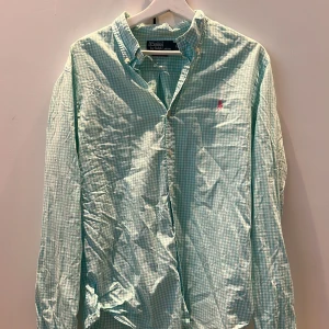 Ralph lauren shorta  - Vit turkos rutig Ralph lauren shorta, lite använd men i perfekt skick. Köpt för ca 1500, skriv för fler bilder.