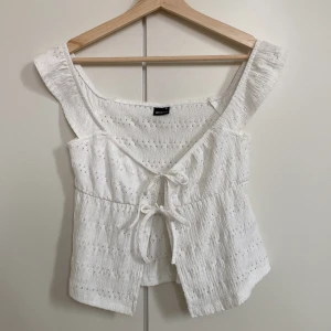 Vit knyttopp  - Använd få gånger. Bra i storleken och går att använda med eller utan något under. 