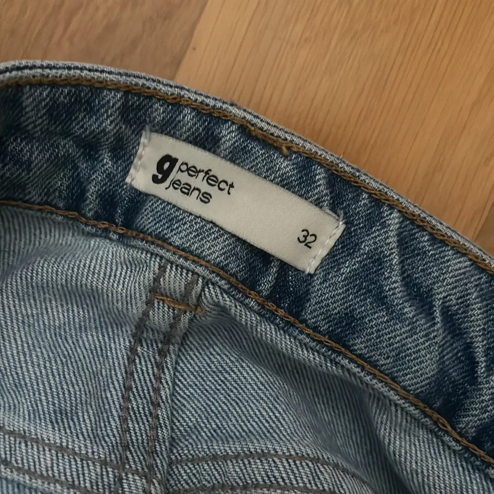 Säljer ett par blå bootcut jeans från Gina tricot. De har en slitning på ena benet. De är i storlek 32 och säljs då jag inte använder dem . Jeans & Byxor.