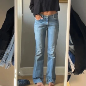 Lee jeans  - Snygga jeans från Lee, köpt på Vinted men tyvärr för stora för mig. Midjemått 39 cm och innerbenslängd 86 cm, hon på bilden är 176 