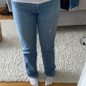 Blåa jeans  - Blåa raka jeans ifrån weekday med hög midja. Använda en del men fina! Ny pris 600 kr 