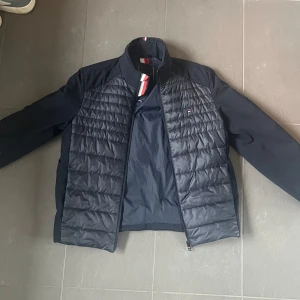 Tommy hilfiger jacka - Säljer nu en snygg Tommy hilfiger jacka som tyvärr har blivit för liten för mig, jag är 188 och den är lite kort på mig. Nypris ligger på runt 2000, mitt pris 450.