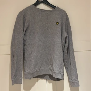 Lyle scott college tröja  - Säljer denna lyle scott tröja eftersom den inte användes tillräckligt mycket längre och även för liten, bra skick. Passar 170 och 164. Pris kan diskuteras.