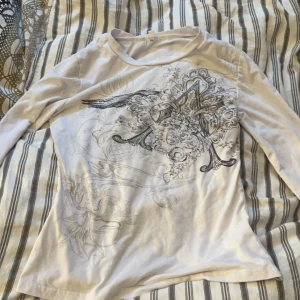 Y2k tröja - Säljer en tröja som jag har köpt från aliexpress för ungefär 100kr, är i bra skick och säljer den nu för 40kr. Är storlek M men passar också S-L.
