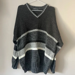 Vintage stickad tröja - Jätte mysig stickad tröja! Ganska stor, står inte storlek på men skulle säga L-XL. Perfekt för oversized mysig vinter eller höst tröja!