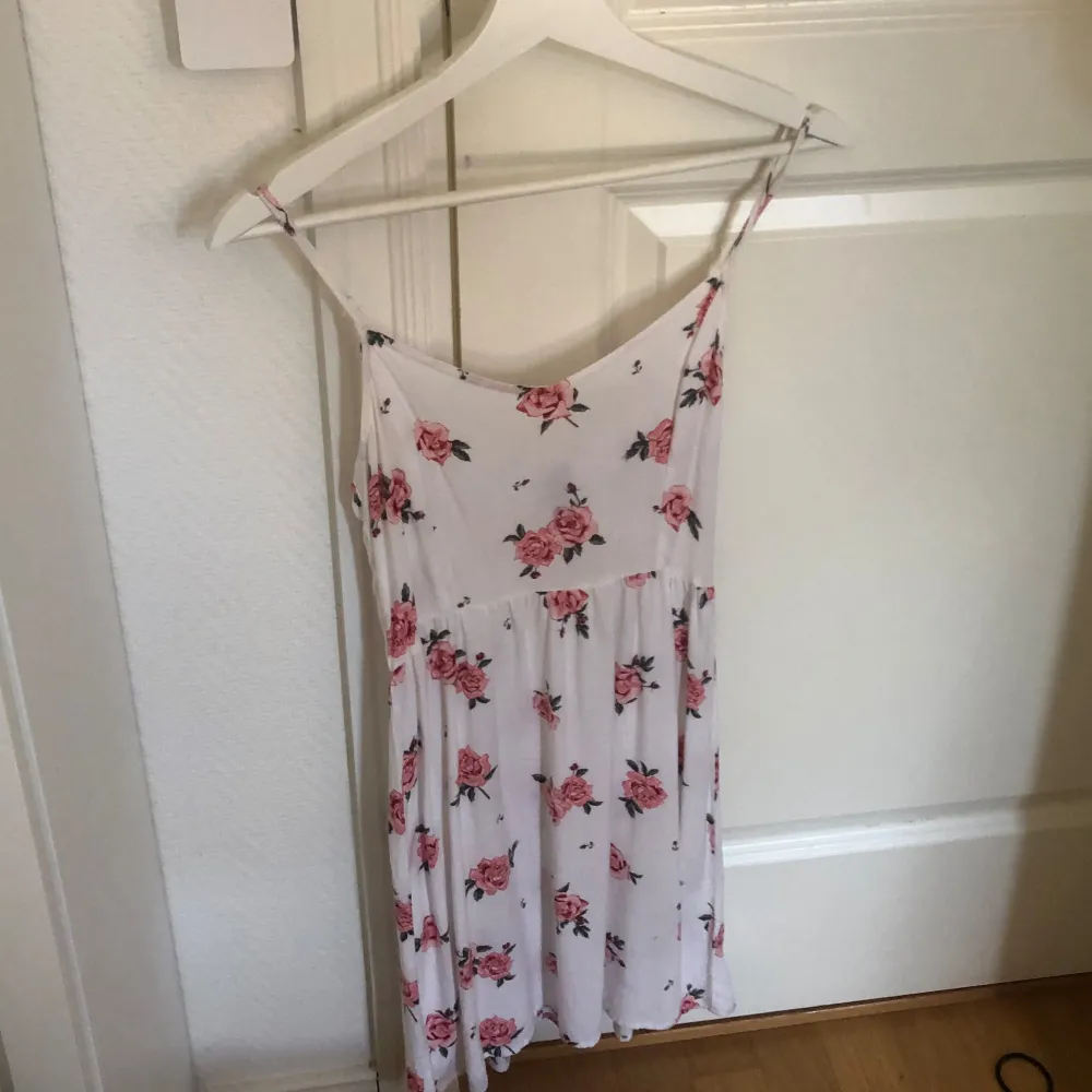 En jättefin Vit blommig sommarklänning som jag har använt fåtal gånger🤍. Mekot.