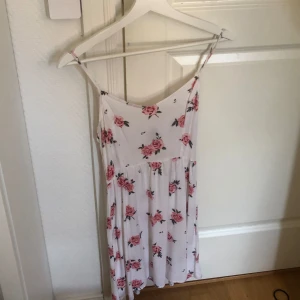 Vit blommig sommarklänning  - En jättefin Vit blommig sommarklänning som jag har använt fåtal gånger🤍