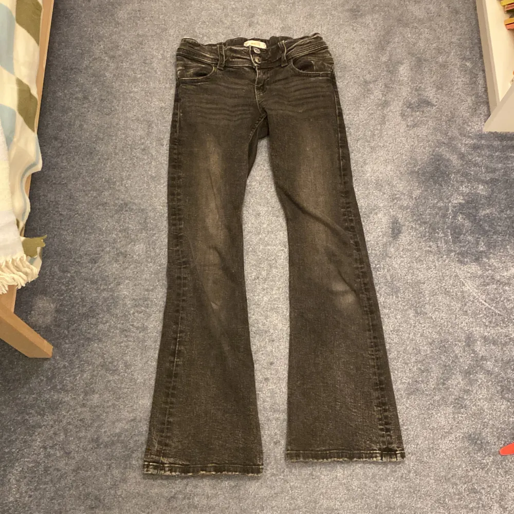 Lågmidjade bootcut jeans i färgen mörkgrå . Jeans & Byxor.