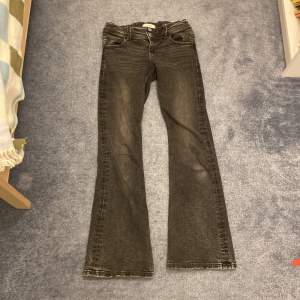 Lågmidjade bootcut jeans i färgen mörkgrå 