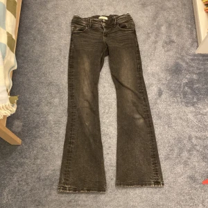 Lågmidjade bootcut jeans - Lågmidjade bootcut jeans i färgen mörkgrå 